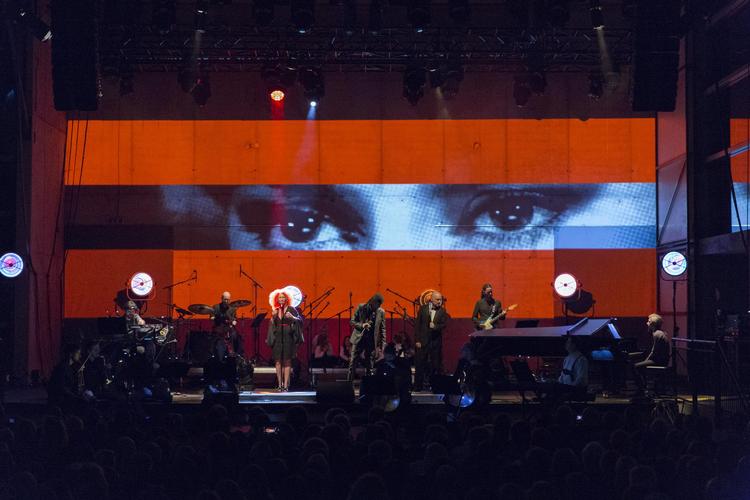 Med næsten overvældende centraleuropæisk patos fremførte det slovenske pop-punkband Laibach sange fra ’The Sound of Music’ for at påvise det nationalistiske i musicalen. Jasper Kettner