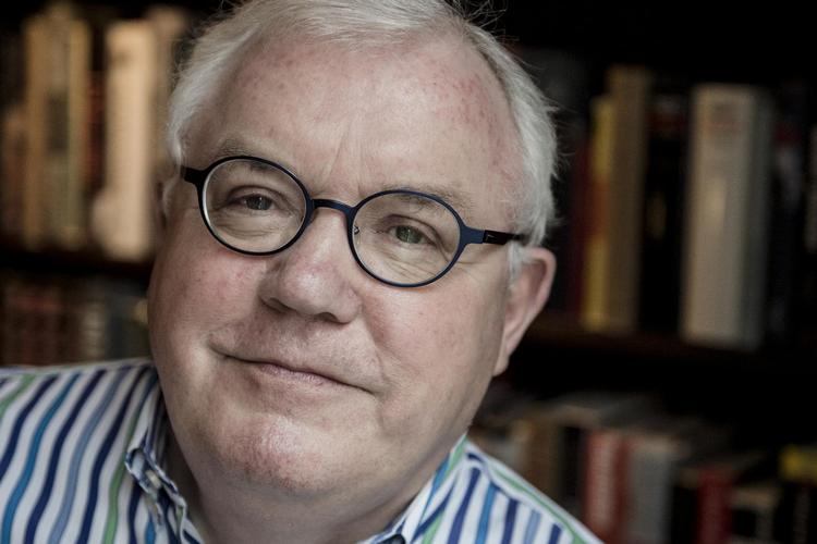  »Det var en dumhed af rang«, siger Hans Engell selv om sit møde med en meget omtalt betonklods i 1997, der vendte op og ned på hans liv. I dag er han en særdeles aktiv politisk kommentator.    Linda Johansen