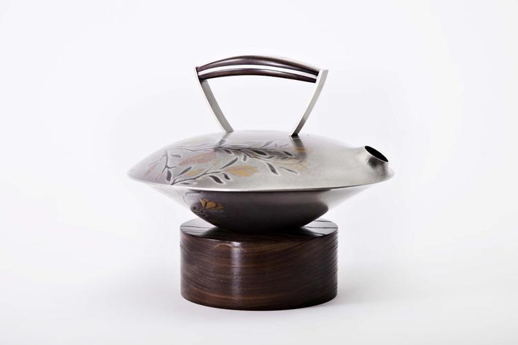 I anledning af 150-året for de diplomatiske relationer mellem Danmark og Japan har Statens Kunstfond støttet, at designere tog til Japan for at lære nye teknikker. Emil Borregaard lærte sig den japanske dekoreringsteknik 'nunome zogan', som han har brugt til sin smukke tekande. Jens Juul