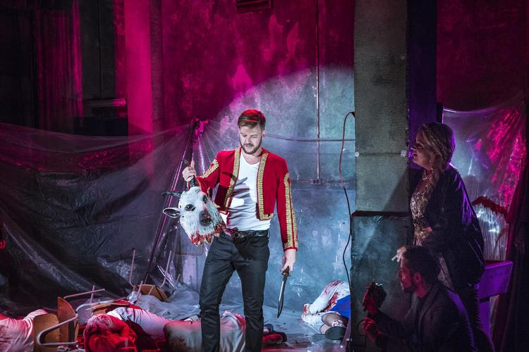 Ved premieren tog barytonen  Lars Møller sig af partiet som toreadoren Escamillo, der i Den Jyske Operas  opsætning er en hævnende  gangsterboss.  Anders Bach