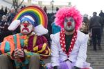 Jack Whitehall har inviteret sin aristokratiske far med på eventyr, der blandt byder på klovnefestival i Rumænien.  Netflix