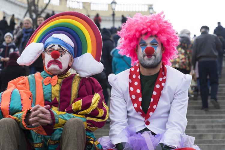 Jack Whitehall har inviteret sin aristokratiske far med på eventyr, der blandt byder på klovnefestival i Rumænien.  Netflix