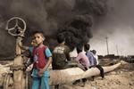  I Qayyara i Irak følger børnene slagets gang på et tidspunkt, hvor IS-krigere under tilbagetrækningen har antændt oliekilder. For de  børn, som har været knyttet til IS, er der ingen fremtid, de og deres familier lever som udstødte.   Foto fra filmen Alessio Romenzi
