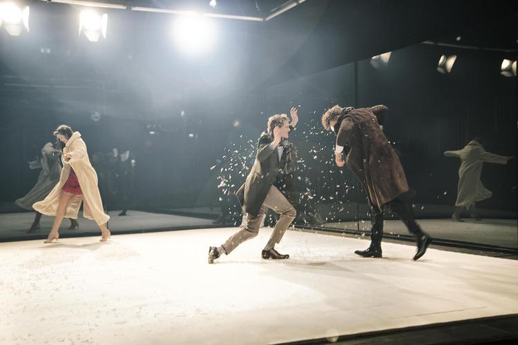 Et vintereventyr.Katrine Wiedemann har instrueret flere Shakespeareforestillinger – blandt andet trekantsdramaet ’Et vintereventyr’ på Teater Republique med Esben Smed (th.), Mikkel Arndt (i midten) og Natalie Madueño (tv.).  Per Morten Abrahamsen