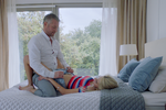 Bag idyllen er der blå mærker og det der er værre i ‘Holiday’, hvor både Lai Yde Holgaard og Victoria Carmen Sonne yder bemærkelsesværdige præstationer’. Foto: Reel Pictures