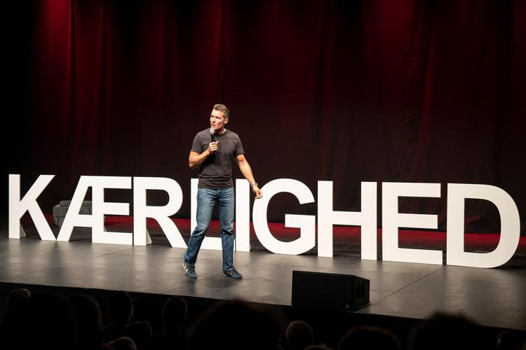 Thomas  Hartmann mere end halvanden time lange performance er en kærligheds- erklæring til hans kæreste. Det har dog hverken gjort ham klæg eller uskarp.  Pr-foto: FBI PR foto FBI