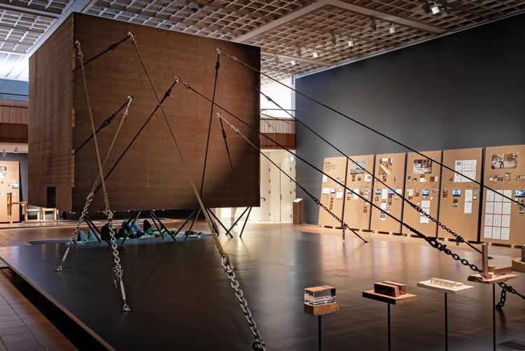 Under den store ’svævende’ kube skal man ligge ned for at se film om den lille tegnestues projekter fra hele verden.  Louisiana