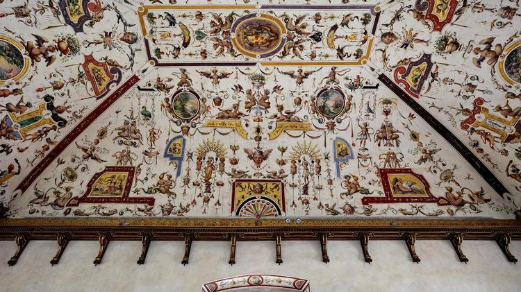 Der er en god grund til at løfte blikket, når man befinder sig i Palazzo Vecchio i Firenze, i Bianca Cappello’s Camerino. For over alles hoveder har kunstneren Tommaso di Battista del Verrocchio dekoreret loftet med et utroligt mylder af fabeldyr og grotesker.  Pernille Klemp