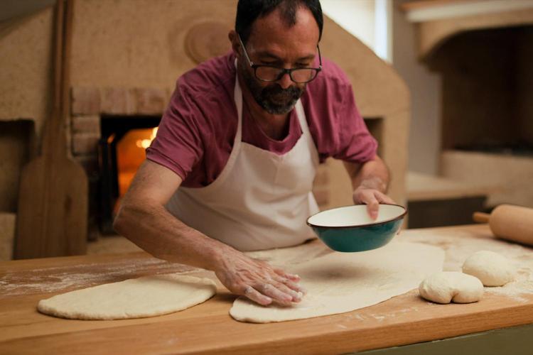 De fire deltagende kokke – her den tyrkiske kebabkonge Musa Dagdeviren fra Istanbul – har spændende livshistorier at fortælle. Netflix