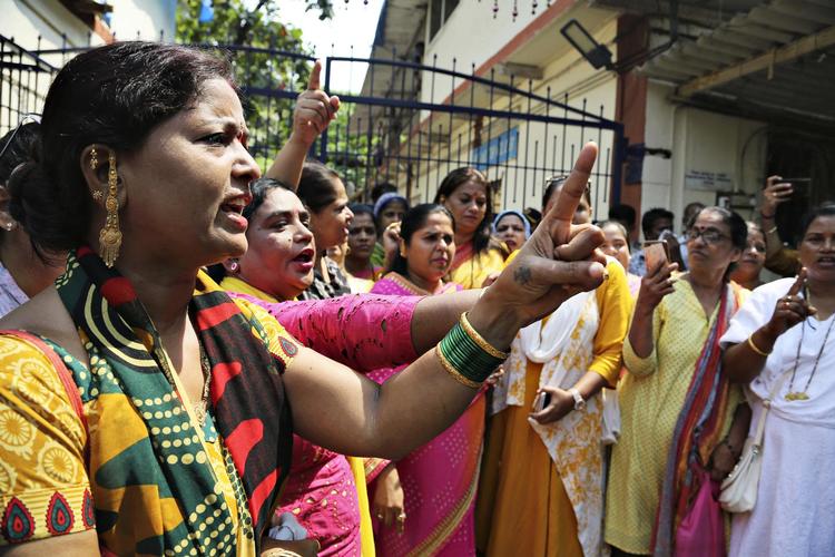 Indiske kvinder viste i sidste uge deres opbakning til en tidligere  model og Bollywood-skuespiller, der ad flere omgange har beskyldt en anden skuespiller for at have chikaneret hende og taget på hende under indspilningen af en film. Rafiq Maqbool/AP