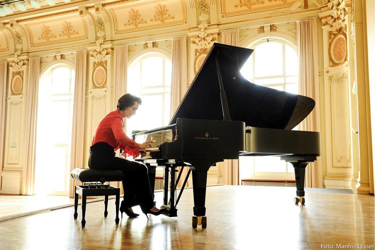 Andrea Kauten giver  masser af energi både til Brahms og til hans  halvglemte landsmand Hermann Goetz. Pr-foto Manfred Esser