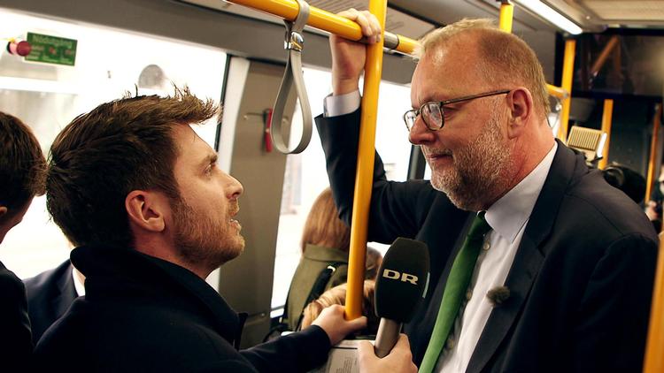 Kristoffer Eriksen (tv.), der lidt endnu er vært på DR-programmet  ’Detektor’, bider sig fast i buksebenet på magthavere og institutioner.  Foto: DR DR