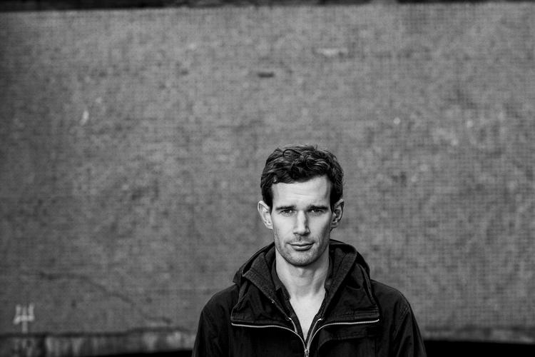 Egentlig definerer Nikolaj Zeuthen 
ikke sig selv som forfatter. »I perioder, hvor jeg opfatter mig selv som forfatter og tænker, at jeg bare skal skrive hver dag, bliver det altså noget værre lort«, siger han. 
 Robin Skjoldborg