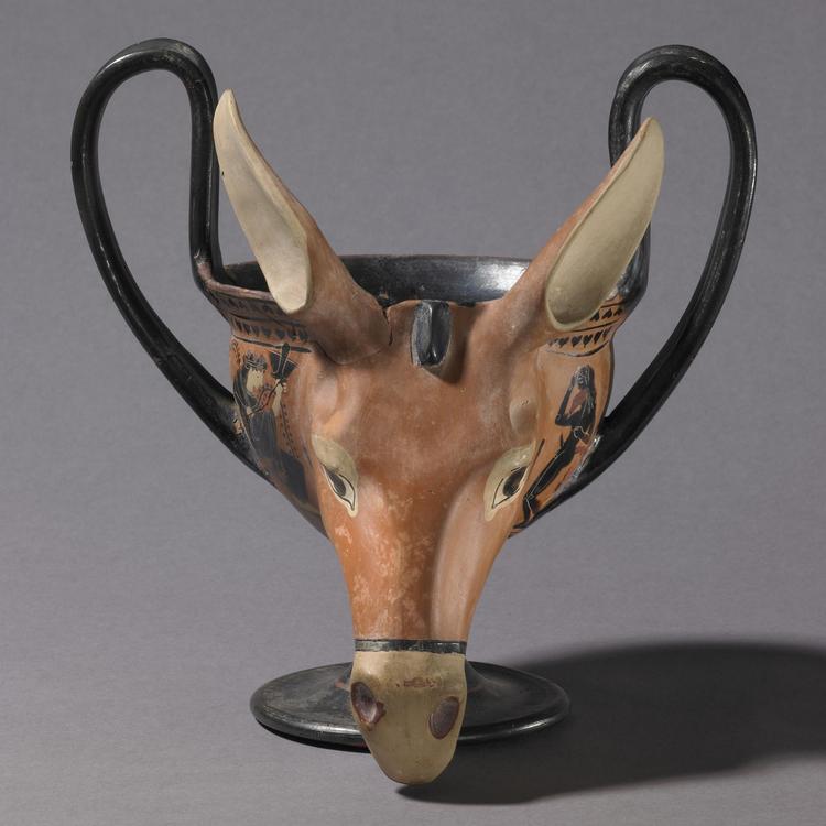 De dyreformede bægre varierer fra ørne og æselhoveder til væddere, løver, tyre og griffer.  The British Museum