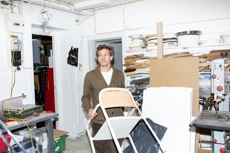 I Jonas Trampedachs værksted i Gothersgade står den oprindelige version af det, der siden blev til Ypperlig-stolen, kendt fra Ikeas samarbejde med Hay. I første omgang blev stolen skabt til Snedkernes Efterårsudstilling i 2012.  Andreas Haubjerg