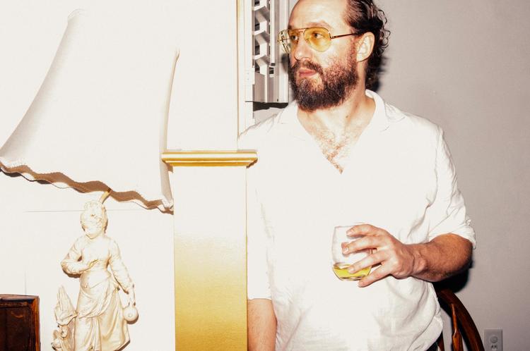 'C'est La Vie' er syvende album - og det første i fem år - fra multiinstrumentalisten Matthew Houck, der er manden bag Phosphorescent. Pladen handler om at blive voksen, forælder, falde dybt - og komme op igen. Pr-foto