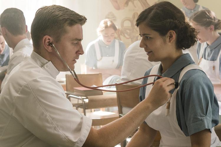 Den kristne  sygeplejeelev Bjørn Toft (Jesper Groth)  tjekker lige hjertefunktionen hos Susanne Møller (Asta August), der er fra landet. Mike Kollöffel