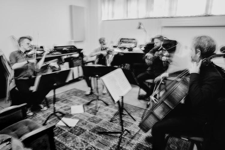  Den Danske Strygekvartet er et kæmpe navn i udlandet. De tre af dem, violinisterne Rune Tonsgaard  Sørensen og Frederik Øland samt  bratschisten Asbjørn Nørgaard, har kendt hinanden fra de ekstremt unge år i  begyndelsen af 90’erne, mens cellisten Fredrik Schøyen Sjölin kom til i 2008.   Peter Hove Olesen