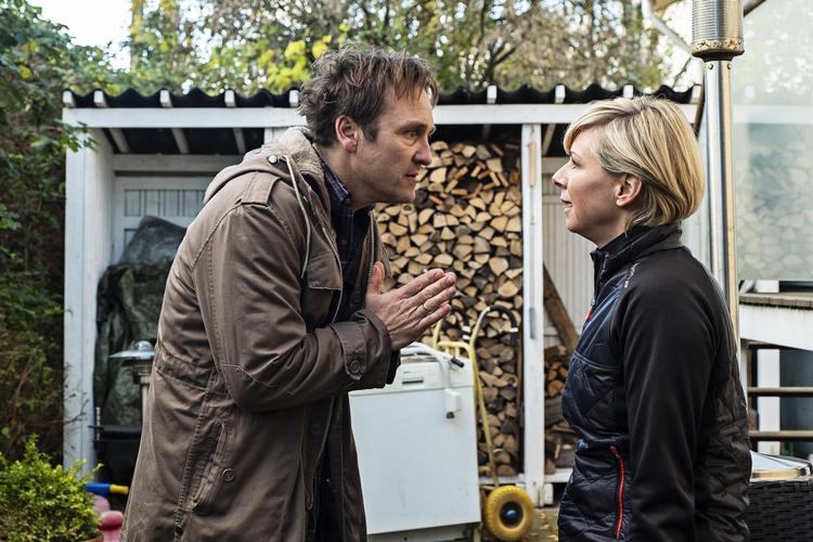 Lars Ranthe og Lene Maria Christensen spiller parret, der håber på, at et sidste kup med deres gamle makker kan bringe dem ud af den gråmelerede hverdag. TV3/Viaplay