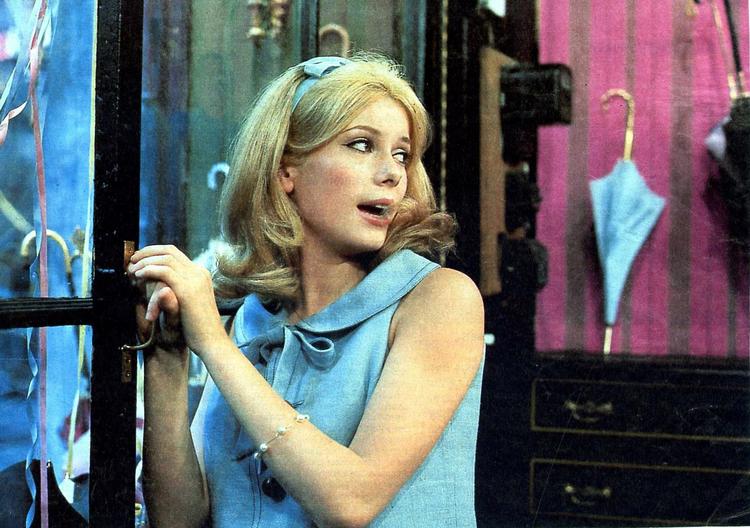 Jacques Demys film fra 1964, 'Pigen med paraplyerne' med Catherine Deneuve, skulle have været vist i biograferne, men blev i sidste øjeblik taget af det normale filmprogram og i stedet kun spillet ved enkelte særvisninger.  Miracle Film