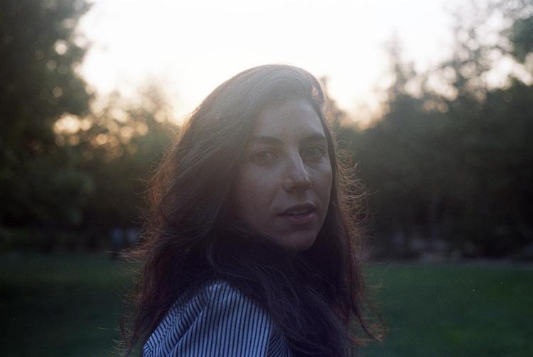 Julia Holter tager  sine lyttere med på en modig rejse  i lyd. Hendes musik er kompromisløs  og visionær.  PR