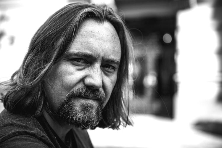 Norske Carl Frode Tiller er blandt de 13 nominerede til Nordisk Råds Litteraturpris for romanen ’Begyndelser’, der ellers starter til slut med et selvmord. Foto: AKAM1K3 