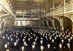 Danske skræddere forsamlet i Europas ældste arbejderbygning i 1923 for at give deres ledelse bemyndigelse i forhandlinger med arbejdsgiverne.  Arbejderbevægelsens Bibliotek og Arkiv