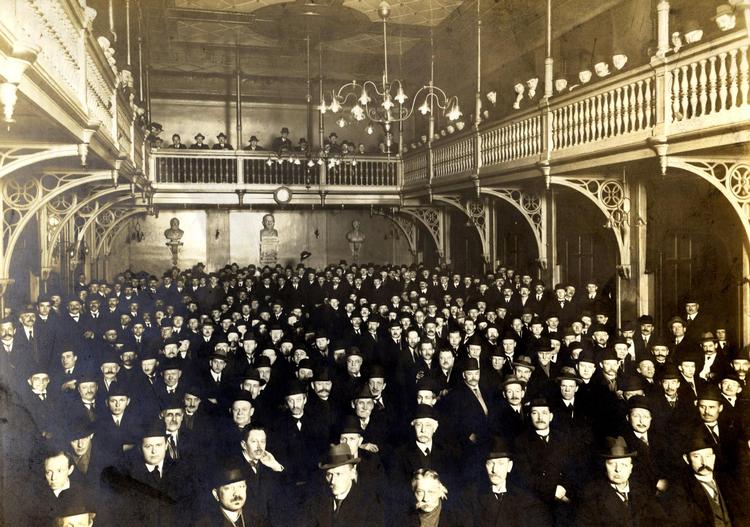 Danske skræddere forsamlet i Europas ældste arbejderbygning i 1923 for at give deres ledelse bemyndigelse i forhandlinger med arbejdsgiverne.  Arbejderbevægelsens Bibliotek og Arkiv