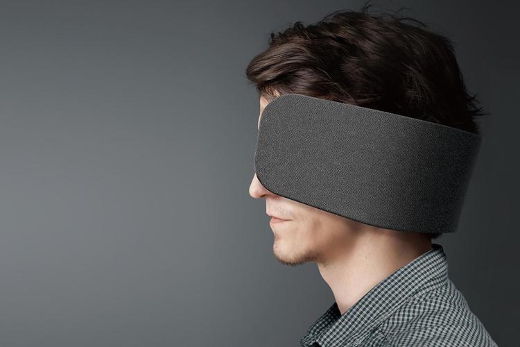 Panasonic har udviklet skyklapperne 'Wear Space', der ikke nok med at skærme for omgivelserne, også har indbygget både mikrofon og telefon. Panasonic.net