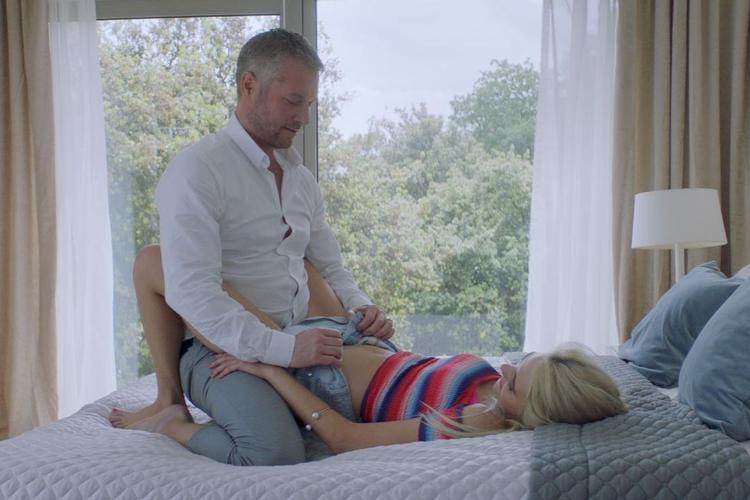 Mens alt endnu er seksuel idyl. Næste gang hun ligger på samme seng, er den bedøvede Sascha en slaskedukke af kød og blod, som Michael forgriber sig på. Fra filmen