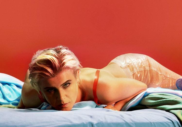 Robyns nye album, ’Honey’, drypper af sensualitet og ro, hun har givet slip på robottens robuste rustning, klædt sit musikunivers af til benet, skruet op for varmen og lader sangene smelte ned over os. Pr