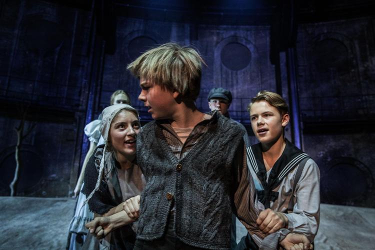 Som social underhund må Pelle (her Lucas Lomholt Eriksen) også kæmpe med de bedrestillede børn i hans klasse. Natascha Thiara Rydvald