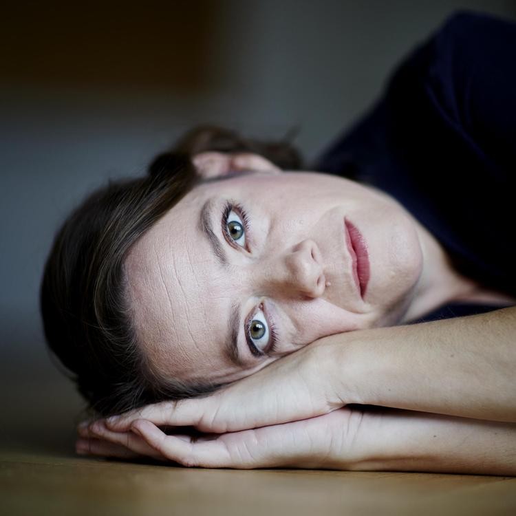»Bevidst lytter vi kun til en del af de lyde, der er omkring os«, siger Marie Koldkjær Højlund, som foruden at være ph.d. også er medlem af bandet Nephew. Men nedenunder ligger et kæmpehav af lyde, som har betydning  for, hvordan vi befinder os i verden. Hans Christian Jacobsen 