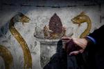»Det er første gang, så komplekse dekorationer er fundet på et sted i et hus, der udelukkende blev brugt til gudsdyrkelse«, siger direktør Massimo Osanna fra Parco Archeologico di Pompei til Washington Post. Ciro Fusco/AP