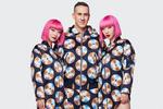Med bling, guld og print dyrker Moschino-designeren Jeremy Scott en form for hypernostalgi. Her  poserer han flankeret af to modeller iført printede  cd-rom-skiver.  Pr-foto 