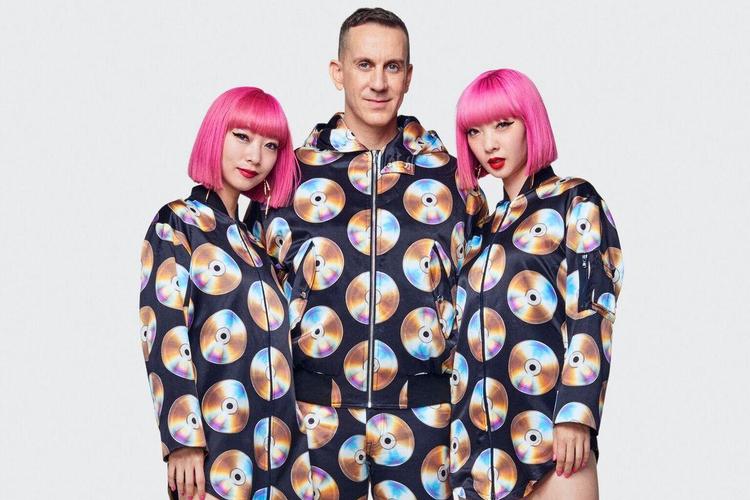 Med bling, guld og print dyrker Moschino-designeren Jeremy Scott en form for hypernostalgi. Her  poserer han flankeret af to modeller iført printede  cd-rom-skiver.  Pr-foto 