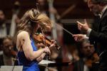 Janine Jansen spillede indædt, kropsligt og med kraft Sibelius’ violinkoncert på sin kostbare Stradivarius. I baggrunden dirigent Thomas Søndergård. Emma Sejersen