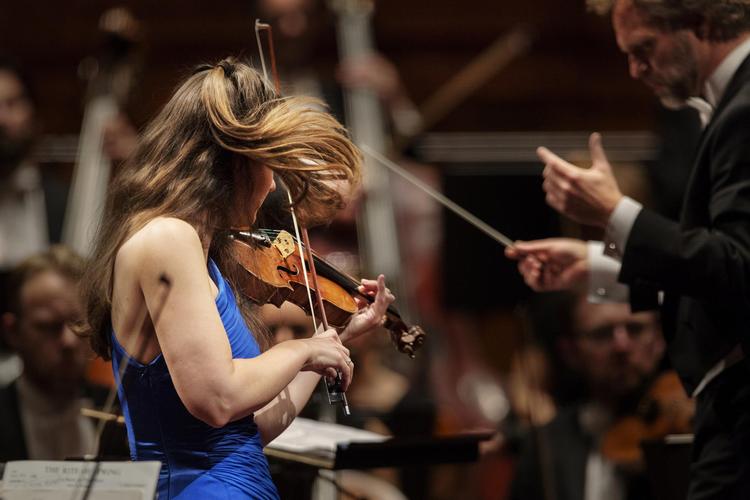 Janine Jansen spillede indædt, kropsligt og med kraft Sibelius’ violinkoncert på sin kostbare Stradivarius. I baggrunden dirigent Thomas Søndergård. Emma Sejersen