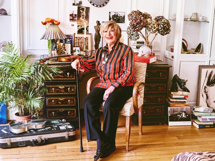 Marianne Faithfull har overlevet stofmisbrug og alvorlige sygdomme og er nu plaget af leddigigt, alt sammen seriøs modgang, som ifølge sangerinden selv »giver karakteren dybde«. Pr-foto