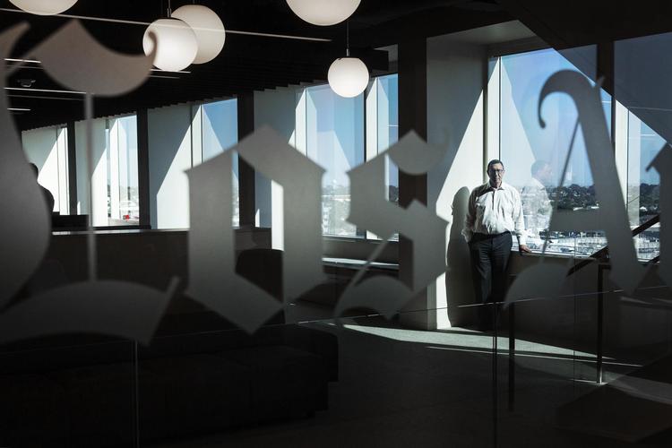 76-årige Norman Pearlstine har en fortid på bl.a. Wall  Street Journal og blev egentlig hentet ind som konsulent for Los Angeles Times’ nye ejer, Patrick Soon-Shiong – men  endte med at blive udnævnt som  chefredaktør for den 137 år gamle avis. Emma Sejersen/POLFOTO