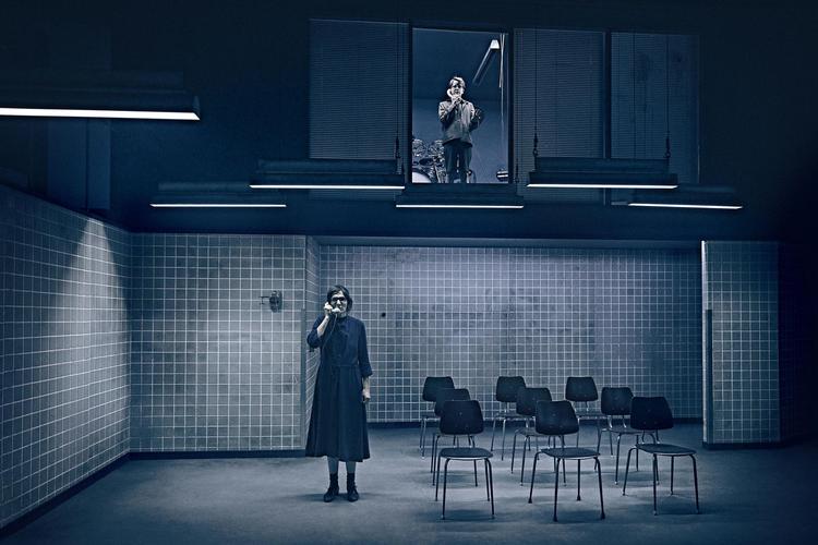 Telefonen er den sidste livline mellem Selma (Sofia Nolsøe) og hendes søn (Ernst Boye), ligesom lydene hele vejen igennem har bygget bro mellem hendes indre og ydre verden. Emilie Therese