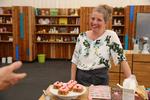 Efterskolelæreren Sara lavede fine bud på dekonstruerede æblekager, men snublede i sin skæve pandekagelagkage og røg ud. DR