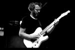 På et enkelt nummer bevæger trioen sig ind i syrehulen, mens Jakob Bro med sin guitar kaster lyskegler  i mørket. ECM