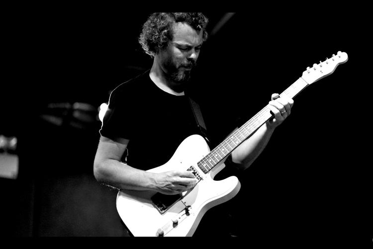 På et enkelt nummer bevæger trioen sig ind i syrehulen, mens Jakob Bro med sin guitar kaster lyskegler  i mørket. ECM