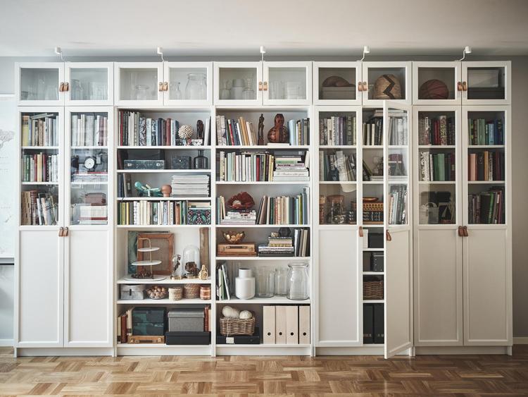 Fra at have været en funktionel bogreol i klassisk forstand er Billy i dag blevet en moderne sættekasse, der kan bygges op og bruges alt efter personlighed.  Pr-foto Ikea