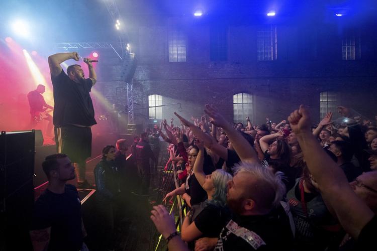 Forsanger Jan ’Monchi’  Gorkow fyrer op under publikum, da punkbandet, Feine Sahne Fischfilet,  endelig fik lov at spille i Dessau. Hendrik Schmidt/AP