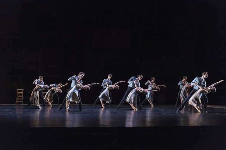 Der er en anelsesfuld tysthed over dansernes himmelstorm i den moderne ballet-mester Jirij Kylians  ’Salmesymfoni’.   Henrik Stenberg