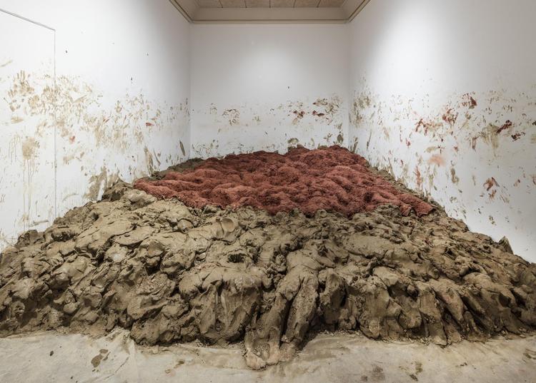 Rå og kaotisk.  En mere jordisk  installation end Alexandra Engelfriets ’Skinned’ (Flået) er svær at forestille sig. For værket ligner en pløjemark. Den  nederlandske kunstners værk lever ikke  i kraft af sin form, men gennem de  aktiviteter, der har skabt formen. Anders Sune Berg