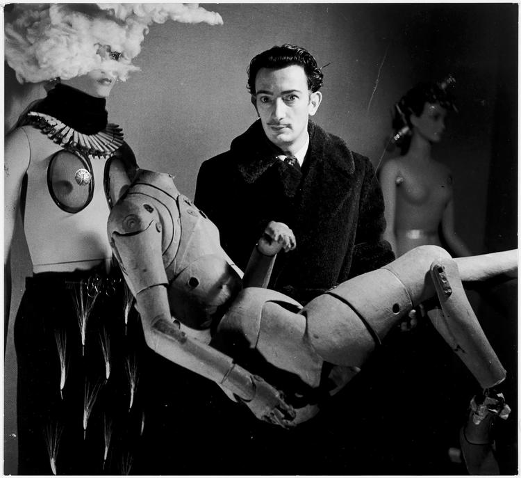 Dette fotografi af Salvador Dalí blev taget af den franske fotograf Denise Bellon i 1938. Denise Bellon