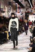 Budskabet var klart ved Diors modeshow i Paris i sidste uge. Det skal være slut med, at man skal finde sig i chikane, overgreb og diskrimination. Kamil Zihnioglu/AP
